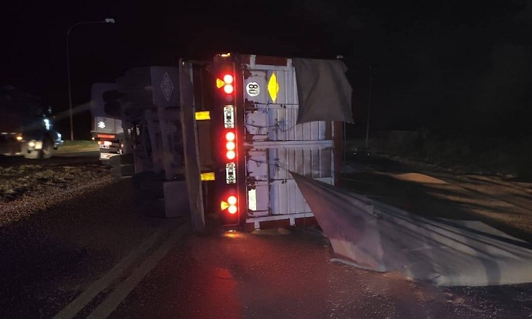 Gálvez: Volcó un camión en RP80